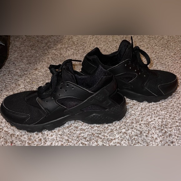 Women’s black Nike Huaraches - Picture 5 of 5